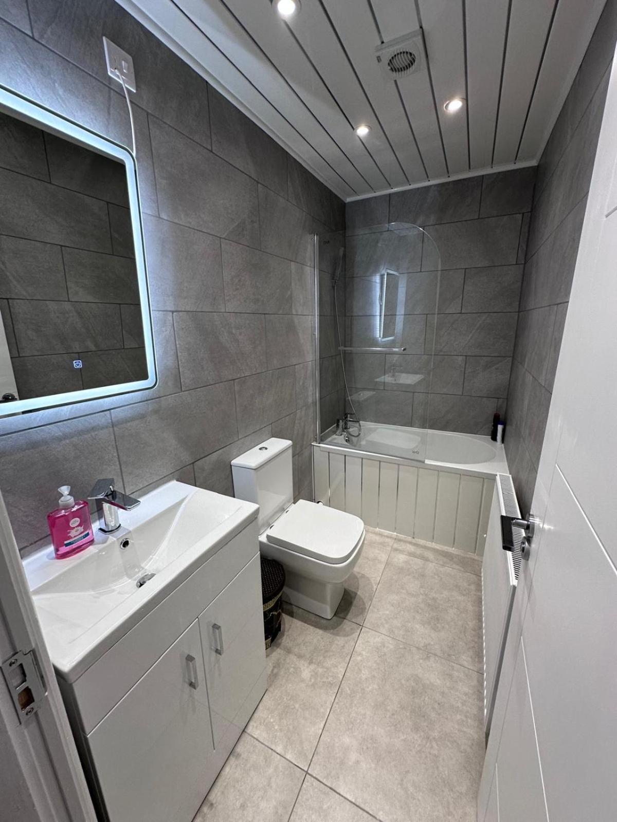 Modern Two-Bedroom Apartment Manchester Exterior photo